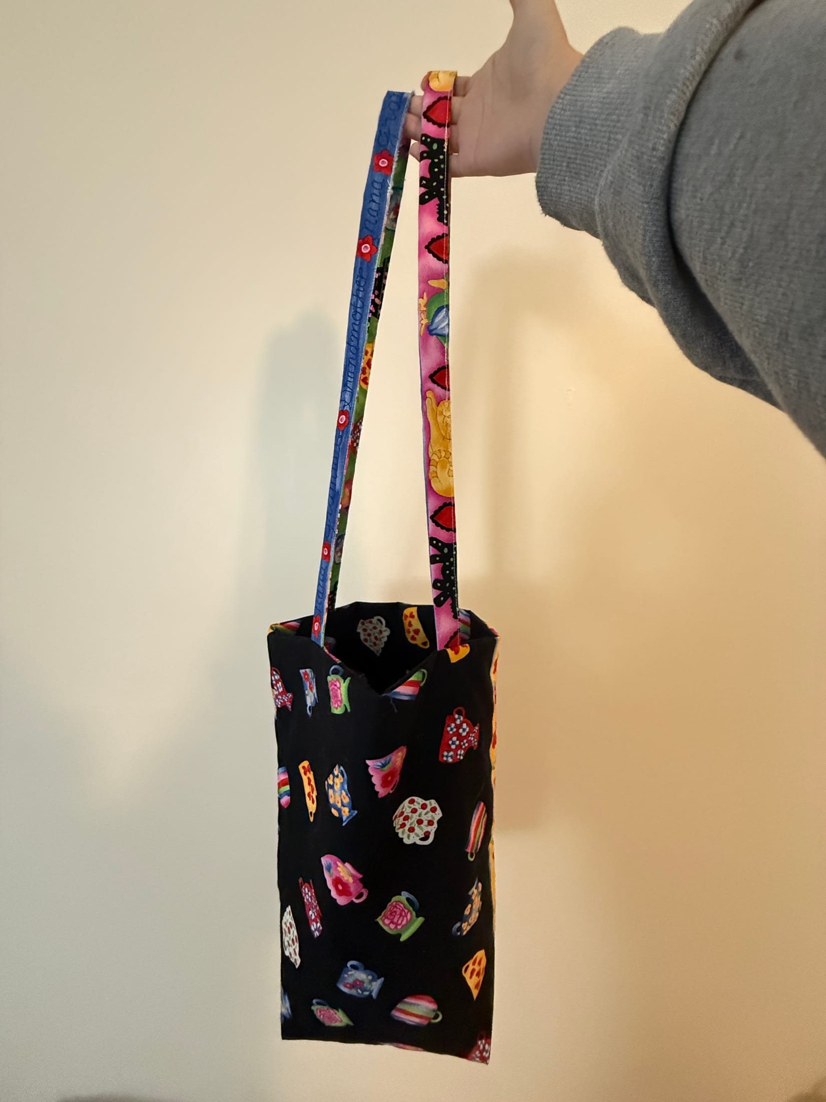 Black patterned lunch bag with extra-long fabric straps